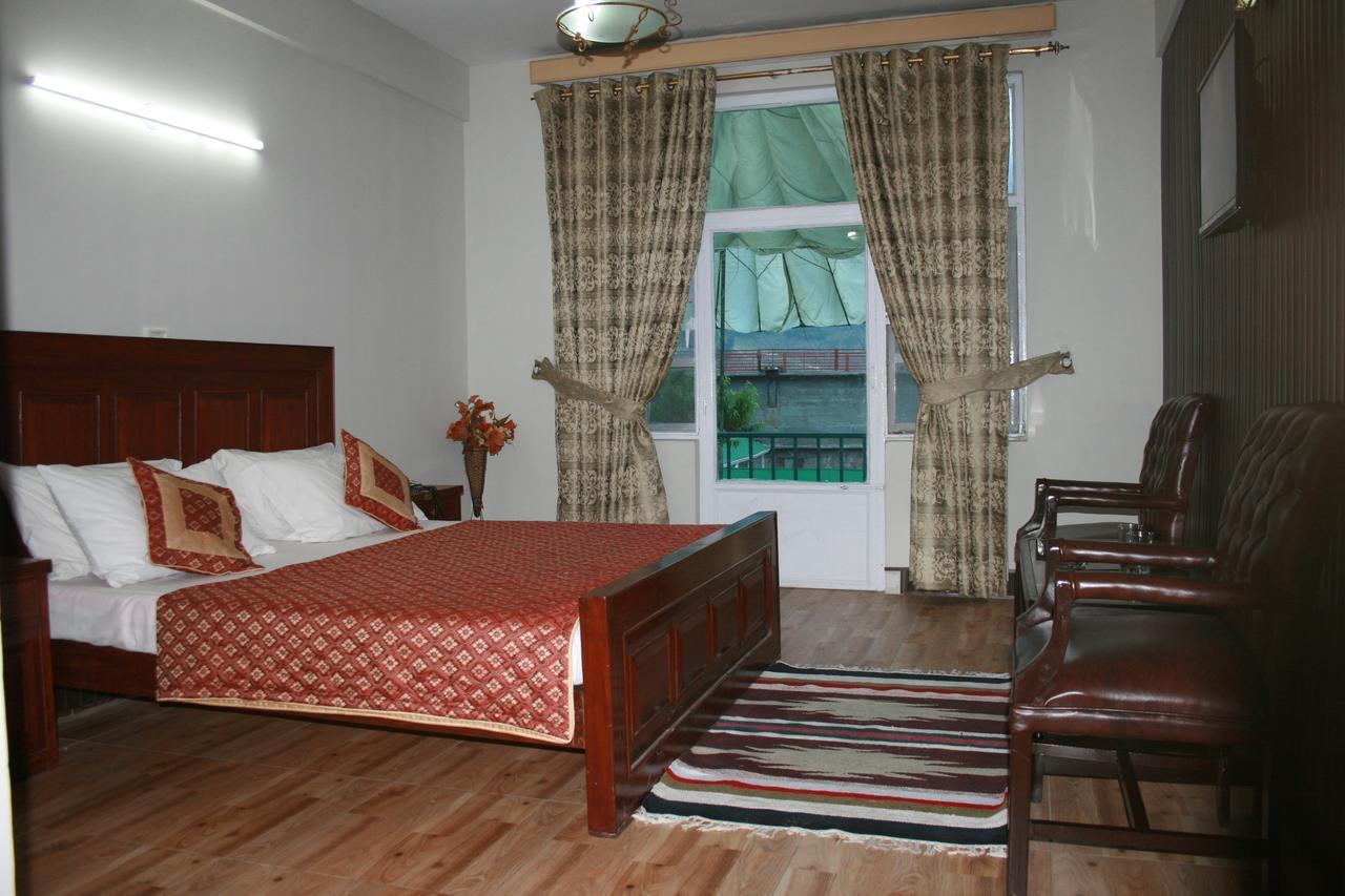 Pine Top Hotels Naran Eksteriør billede